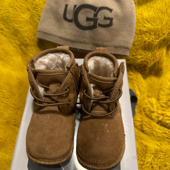 Baby Ugg Neumel with Matching Beanie - Picture 3 of 5